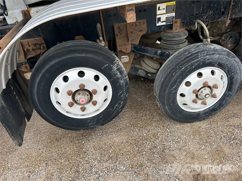 Mack Ultra XL 18 on Mack GU713 12x4 Stone Spreader Tru Stroje na výrobu betónových prefabrikátov