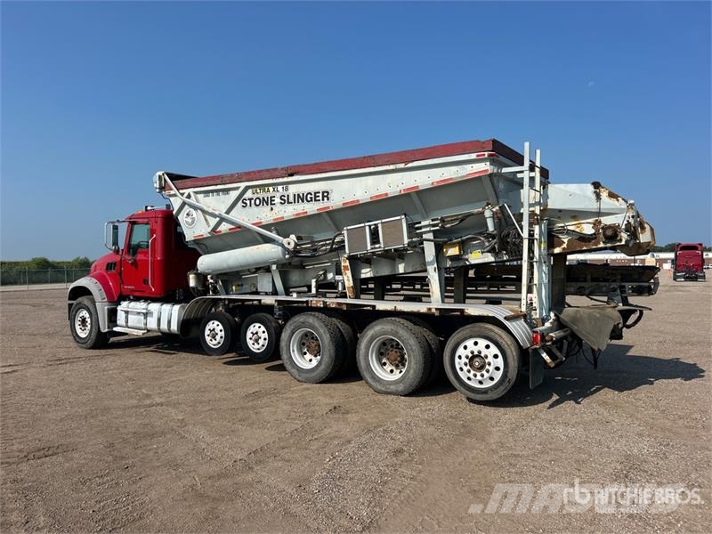Mack Ultra XL 18 on Mack GU713 12x4 Stone Spreader Tru Stroje na výrobu betónových prefabrikátov