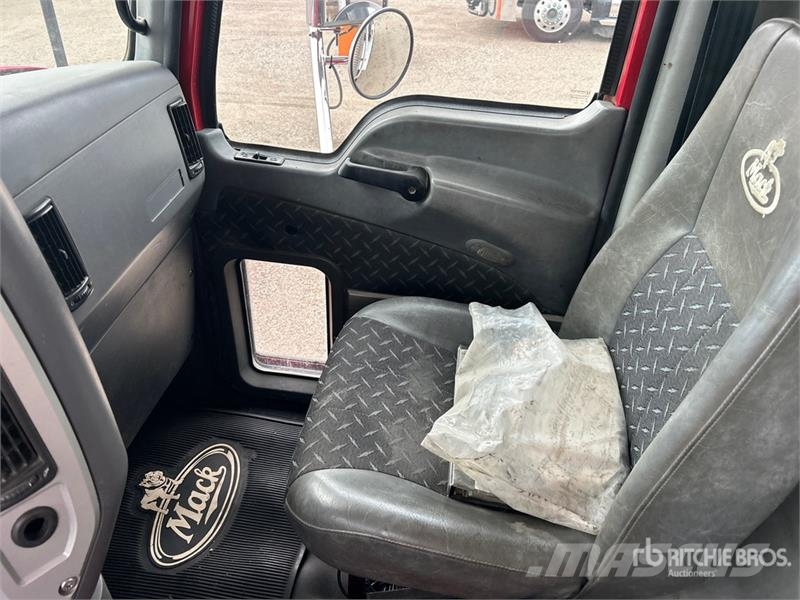 Mack Ultra XL 18 on Mack GU713 12x4 Stone Spreader Tru Stroje na výrobu betónových prefabrikátov