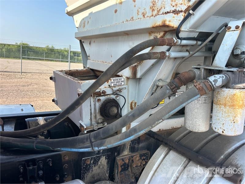 Mack Ultra XL 18 on Mack GU713 12x4 Stone Spreader Tru Stroje na výrobu betónových prefabrikátov