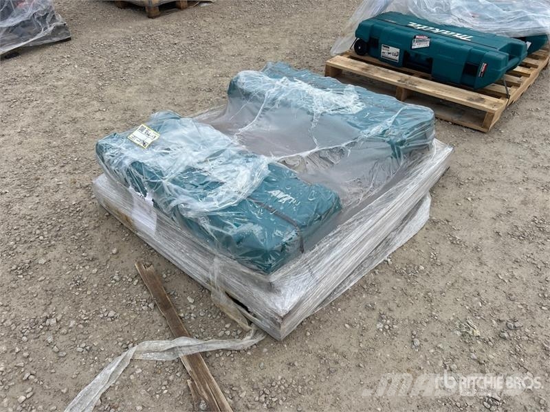 Makita of (2) Makita HM1307CB Demolition Breaker Meißelgrubber