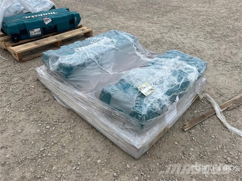 Makita of (2) Makita HM1307CB Demolition Breaker Meißelgrubber