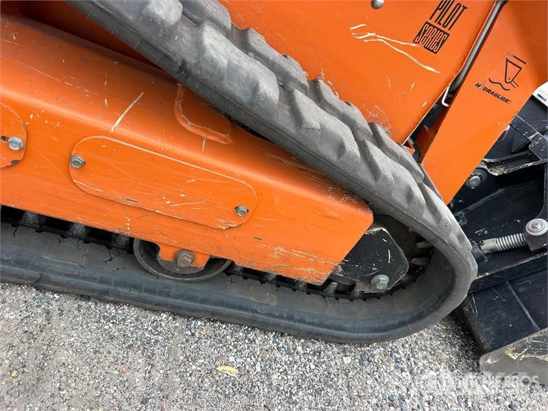 Manitou 1050RT Compact Track Loader لوادر انزلاقية التوجيه