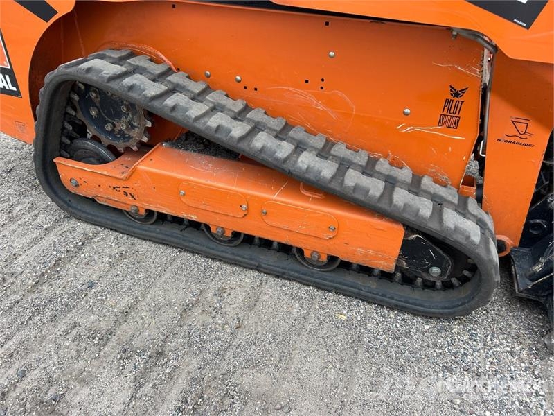Manitou 1050RT Compact Track Loader لوادر انزلاقية التوجيه