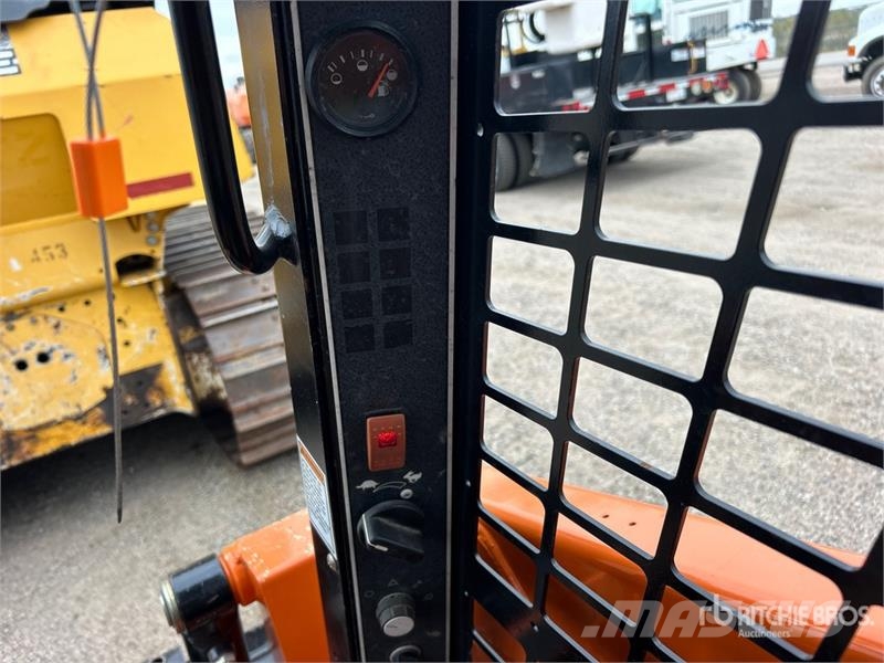 Manitou 1050RT Compact Track Loader لوادر انزلاقية التوجيه