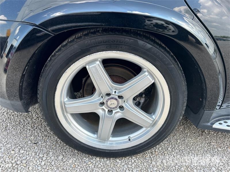 Mercedes-Benz GL 550 4WD SUV Automašīnas