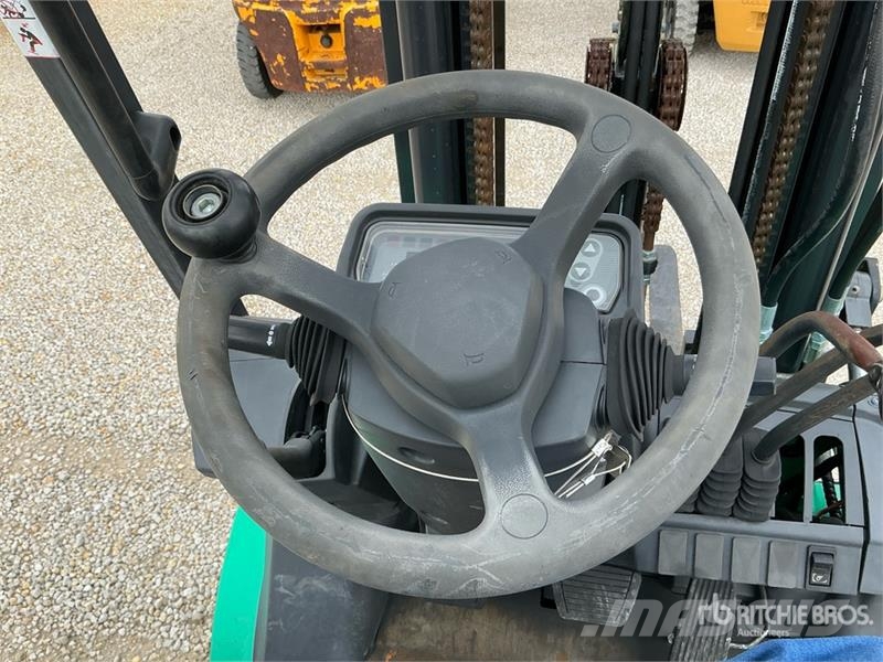 Mitsubishi FG25N 5000 lb Pneumatic Tire Forklift Kahveltõstukid - muud