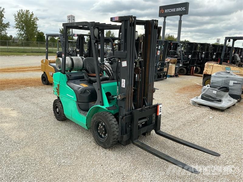 Mitsubishi FG25N 5000 lb Pneumatic Tire Forklift Kahveltõstukid - muud