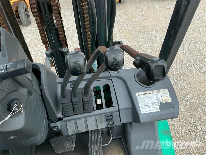 Mitsubishi FG25N 5000 lb Pneumatic Tire Forklift Kahveltõstukid - muud