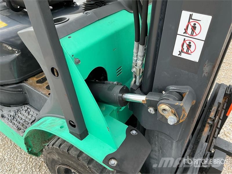 Mitsubishi FG25N 5000 lb Pneumatic Tire Forklift Kahveltõstukid - muud