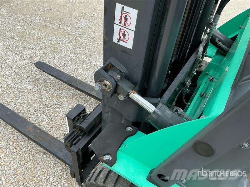 Mitsubishi FG25N 5000 lb Pneumatic Tire Forklift Kahveltõstukid - muud