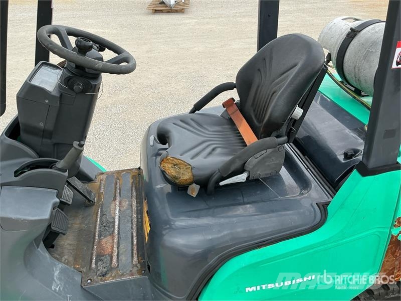 Mitsubishi FG25N 5000 lb Pneumatic Tire Forklift Kahveltõstukid - muud