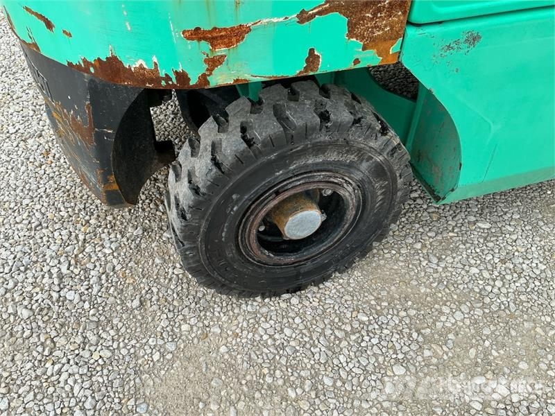 Mitsubishi FG25N 5000 lb Pneumatic Tire Forklift Kahveltõstukid - muud