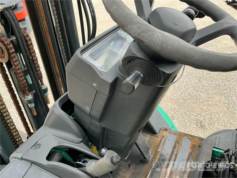 Mitsubishi FG25N 5000 lb Pneumatic Tire Forklift Kahveltõstukid - muud