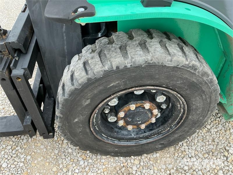Mitsubishi FG25N 5000 lb Pneumatic Tire Forklift Kahveltõstukid - muud