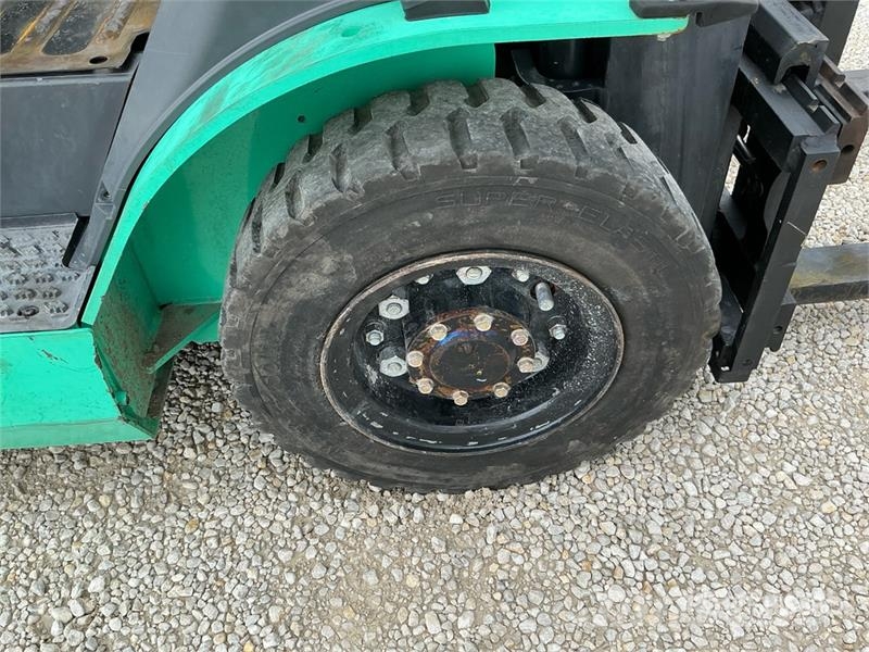 Mitsubishi FG25N 5000 lb Pneumatic Tire Forklift Kahveltõstukid - muud