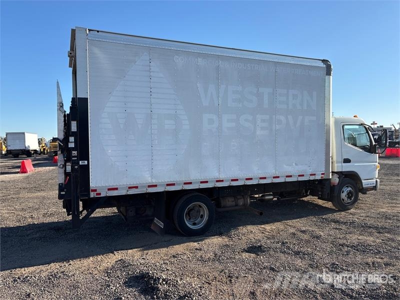 Mitsubishi Fuso 4x2 Van Truck Camiones con caja de remolque