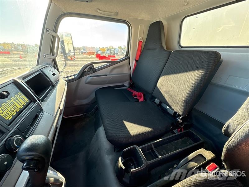 Mitsubishi Fuso 4x2 Van Truck Camiones con caja de remolque