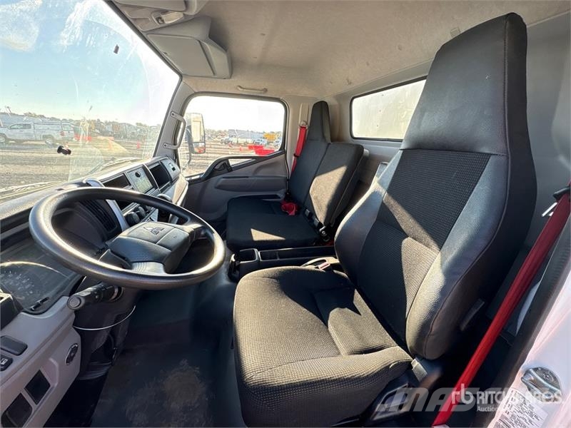 Mitsubishi Fuso 4x2 Van Truck Camiones con caja de remolque
