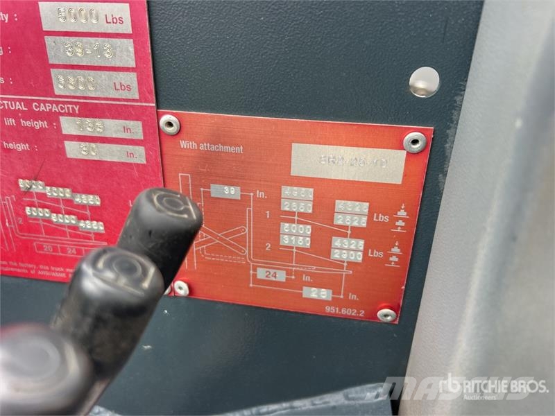 Moffett E50S 5000 lb 3x3 Truck Mounted Forklift Ajoneuvotrukit