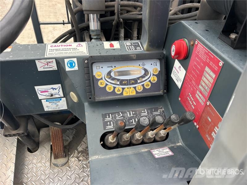 Moffett E50S 5000 lb 3x3 Truck Mounted Forklift Ajoneuvotrukit