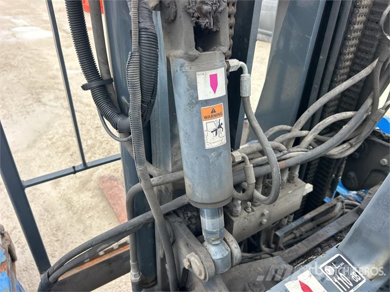 Moffett E50S 5000 lb 3x3 Truck Mounted Forklift Ajoneuvotrukit