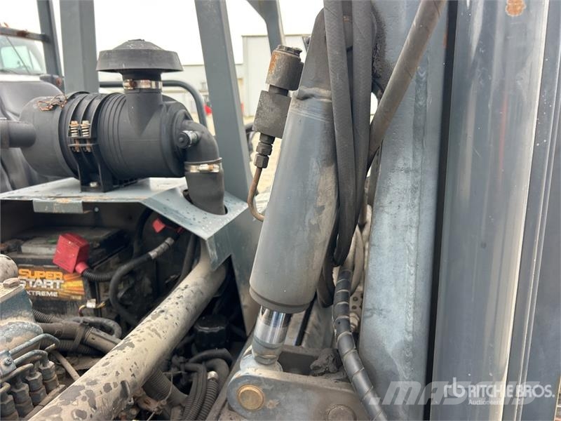 Moffett E50S 5000 lb 3x3 Truck Mounted Forklift Ajoneuvotrukit