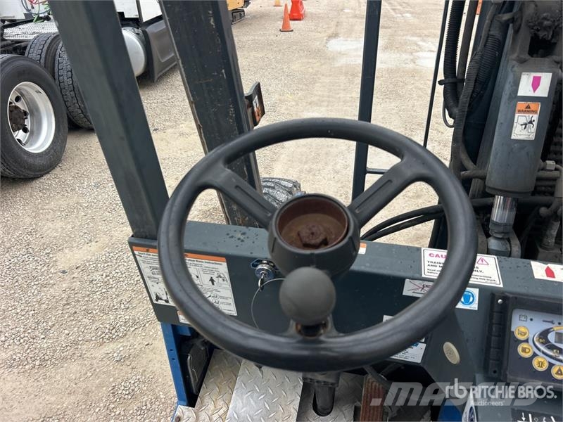 Moffett E50S 5000 lb Truck Mounted Forklift Empilhadores de montagem em camião
