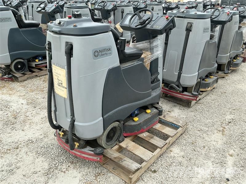 Nilfisk Liberty SC60 Ride-On Electric Floor Scrubber Kitos priekabos