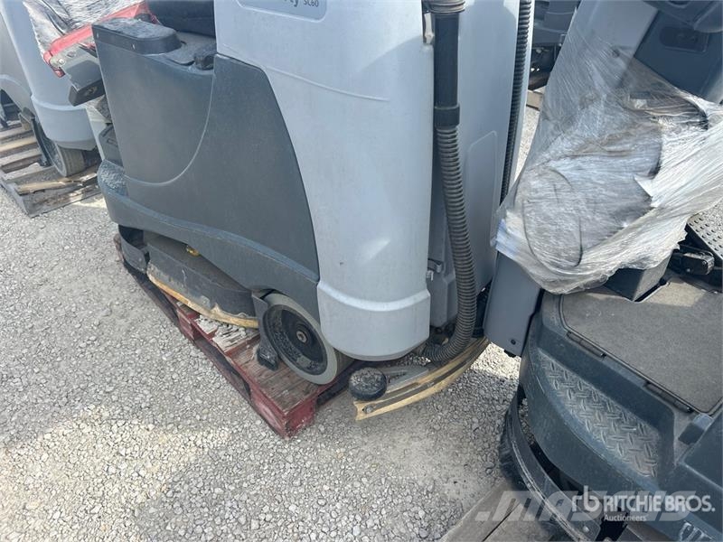 Nilfisk Liberty SC60 X71D Ride-On Electric Floor Scrubber その他トレーラー