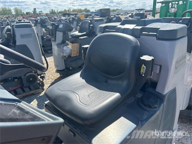 Nilfisk Liberty SC60 X71D Ride-On Electric Floor Scrubber Diger römorklar