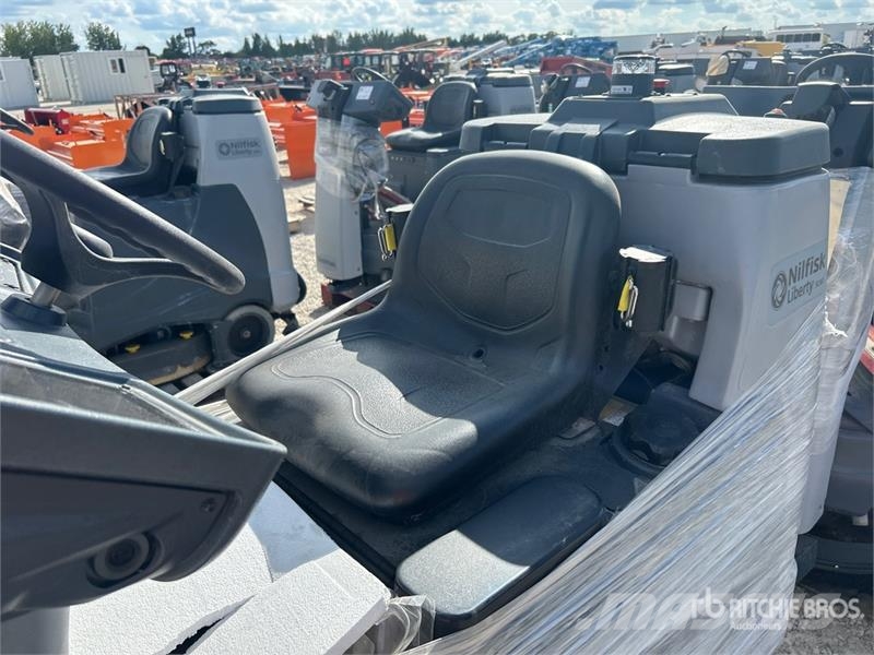 Nilfisk Liberty SC60 X71D Ride-On Electric Floor Scrubber 其他拖车