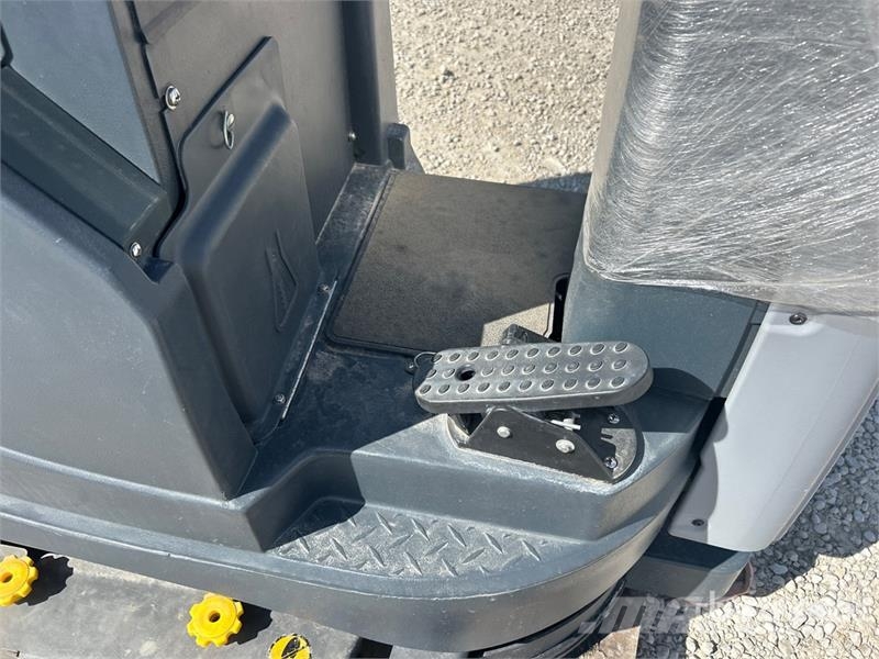 Nilfisk Liberty SC60 X71D Ride-On Electric Floor Scrubber 其他拖车