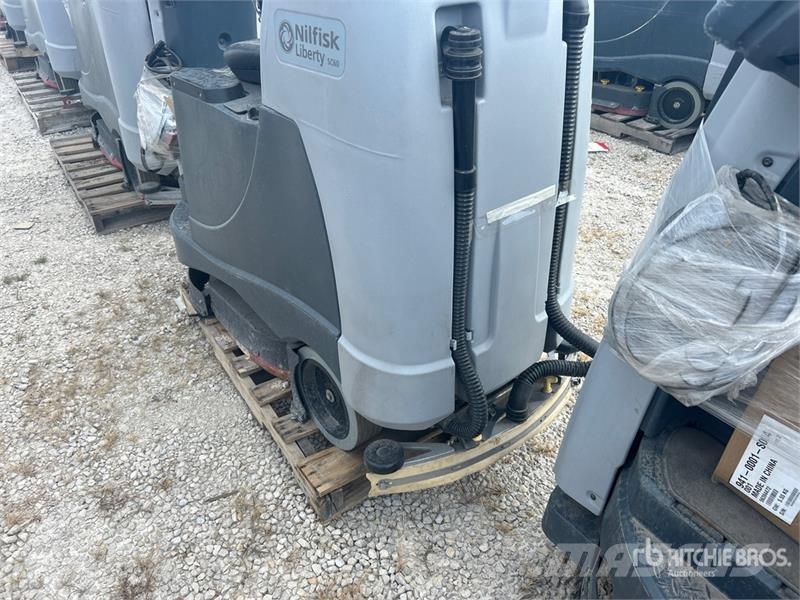 Nilfisk Liberty SC60 X71D Ride-On Electric Floor Scrubber その他トレーラー