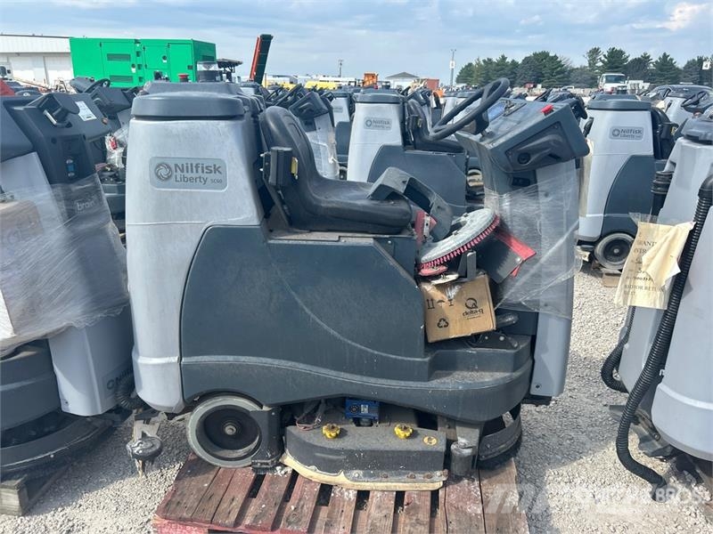Nilfisk Liberty SC60 X71D Ride-On Electric Floor Scrubber その他トレーラー