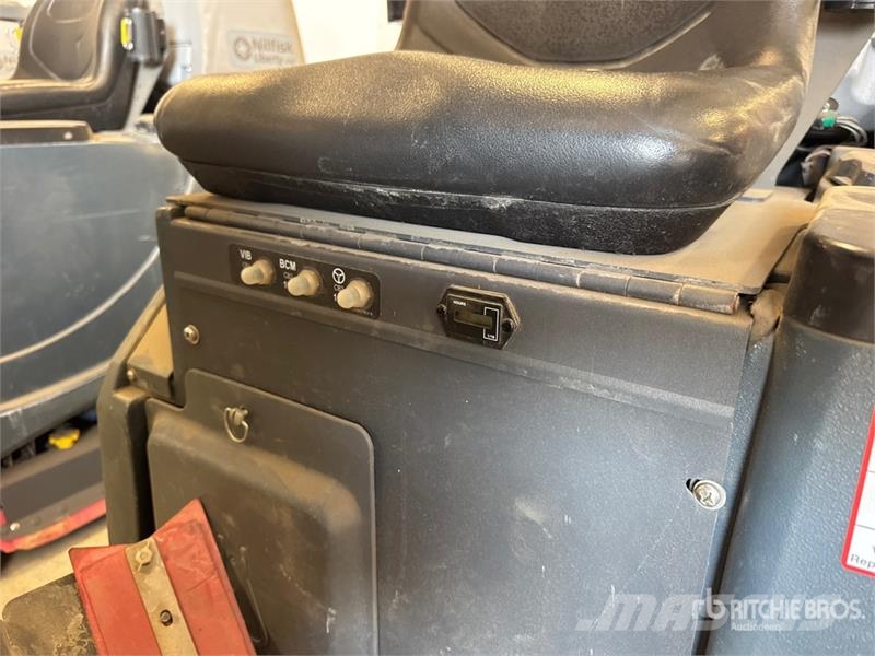 Nilfisk Liberty SC60 X71D Ride-On Electric Floor Scrubber Diger römorklar
