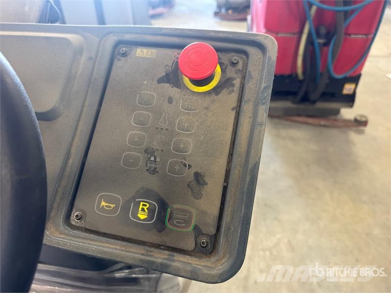 Nilfisk Liberty SC60 X71D Ride-On Electric Floor Scrubber Diger römorklar