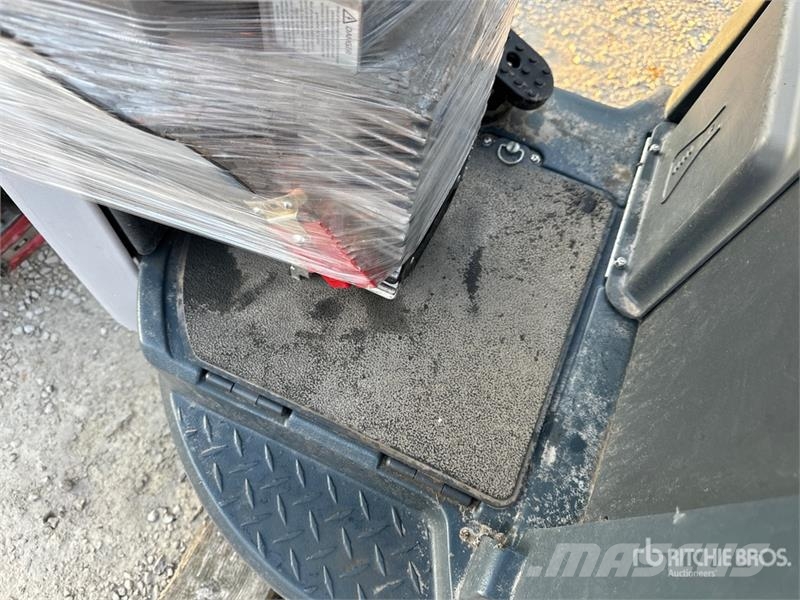Nilfisk Liberty SC60 X71D Ride-On Floor Scrubber Muud haagised