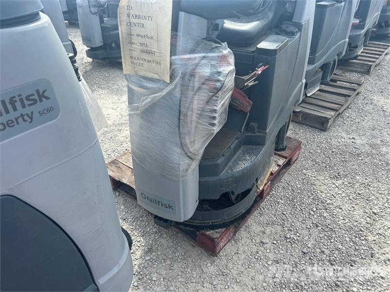 Nilfisk Liberty SC60 X71D Ride-On Electric Floor Scrubber その他トレーラー