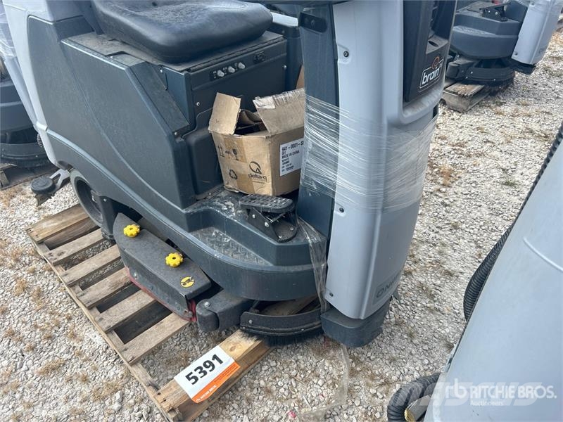 Nilfisk Liberty SC60 X71D Ride-On Electric Floor Scrubber その他トレーラー
