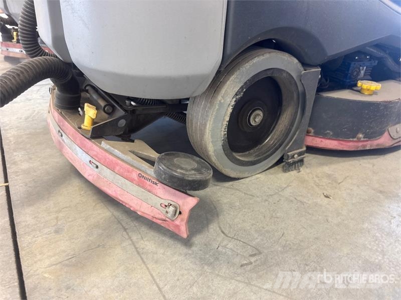 Nilfisk Liberty SC60 X71D Ride-On Electric Floor Scrubber Diger römorklar