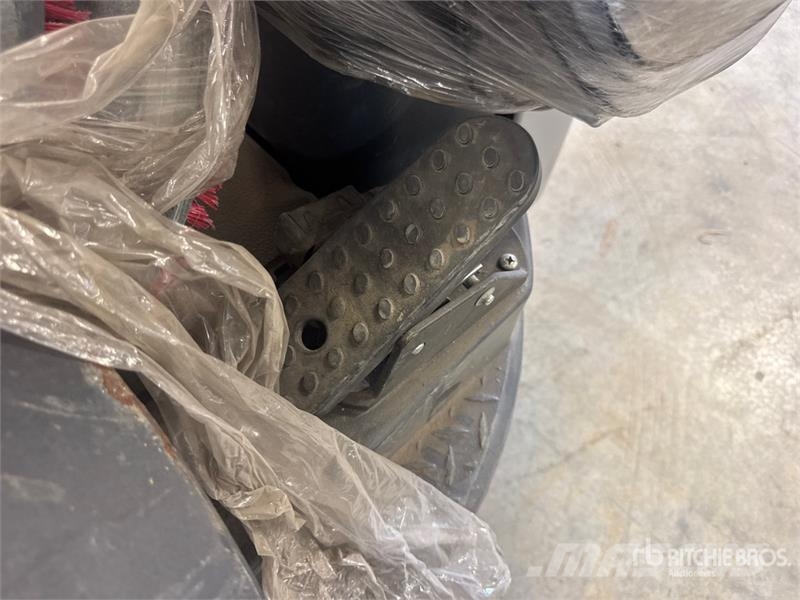 Nilfisk Liberty SC60 X71D Ride-On Electric Floor Scrubber Diger römorklar