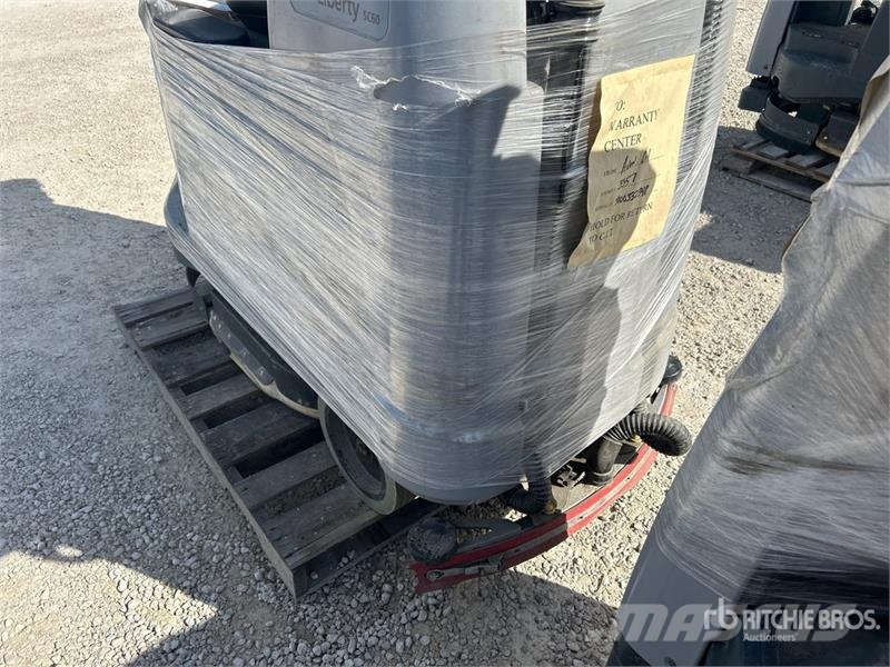 Nilfisk Liberty SC60 X71D Ride-On Electric Floor Scrubber 其他拖车