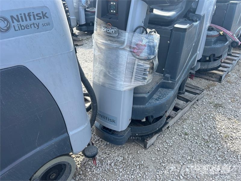 Nilfisk Liberty SC60 X71D Ride-On Electric Floor Scrubber 其他拖车