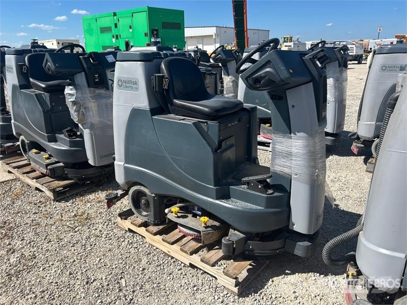 Nilfisk Liberty SC60 X71D Ride-On Electric Floor Scrubber Diger römorklar