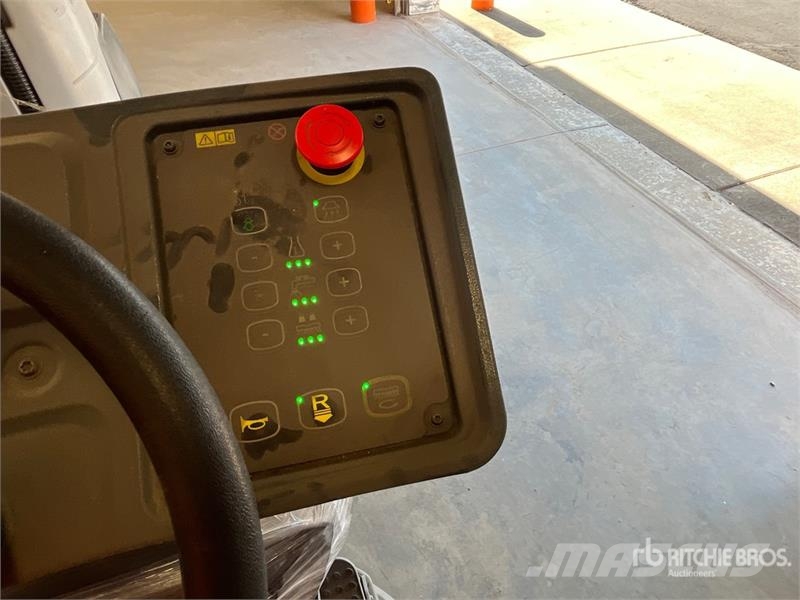 Nilfisk Liberty SC60 X71D Ride-On Electric Floor Scrubber Další přívěsné vozíky