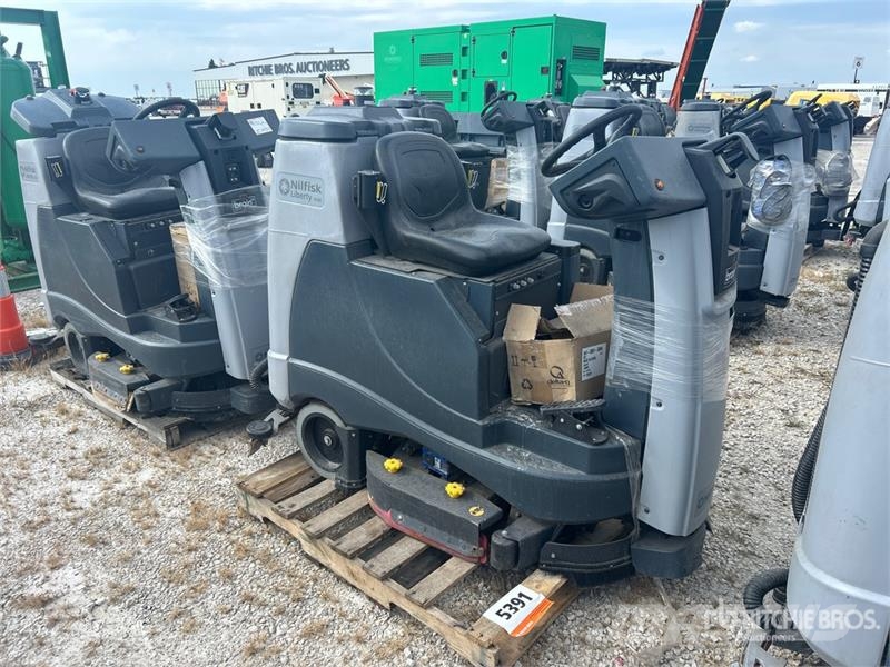 Nilfisk Liberty SC60 X71D Ride-On Electric Floor Scrubber その他トレーラー