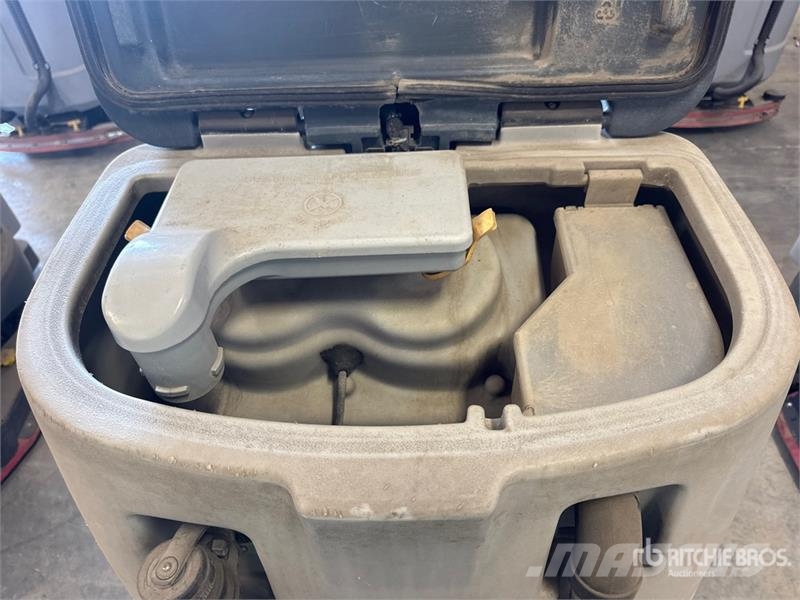 Nilfisk Liberty SC60 X71D Ride-On Electric Floor Scrubber Diger römorklar
