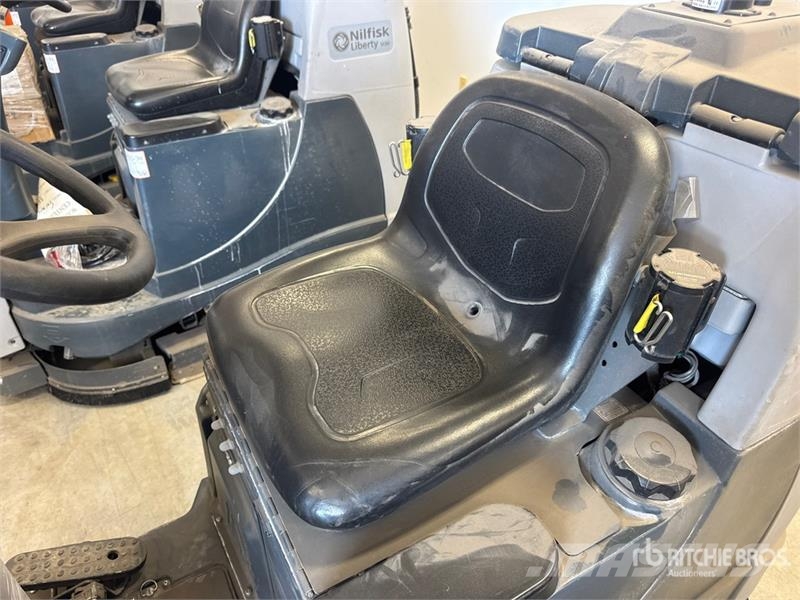 Nilfisk Liberty SC60 X71D Ride-On Electric Floor Scrubber Diger römorklar