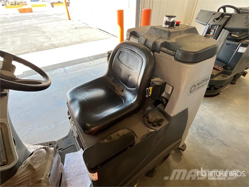 Nilfisk Liberty SC60 X71D Ride-On Electric Floor Scrubber Další přívěsné vozíky